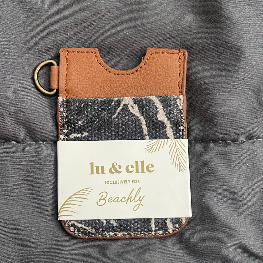 LU + ELLE - THE PARADISE PALM ELASTIC WALLET BEACHLY subscription box fall 2021